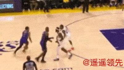 马克西绝杀上篮遭杜兰特封盖，但回放显示应是干扰球