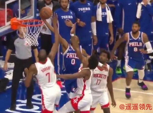 马克西绝杀上篮遭杜兰特封盖，但回放显示应是干扰球